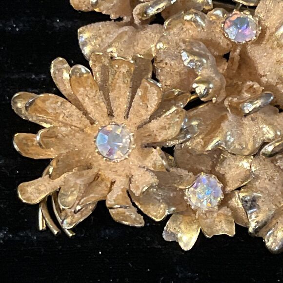 Vintage Made in Austria Aurora Borealis AB Rhinestone Gold Tone Floral Brooch - Picture 4 of 8